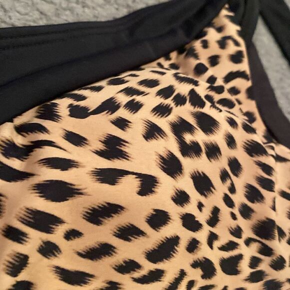 Beach Joy Leopard Print Bikini Top Size Large Cross Front Straps - Picture 3 of 8